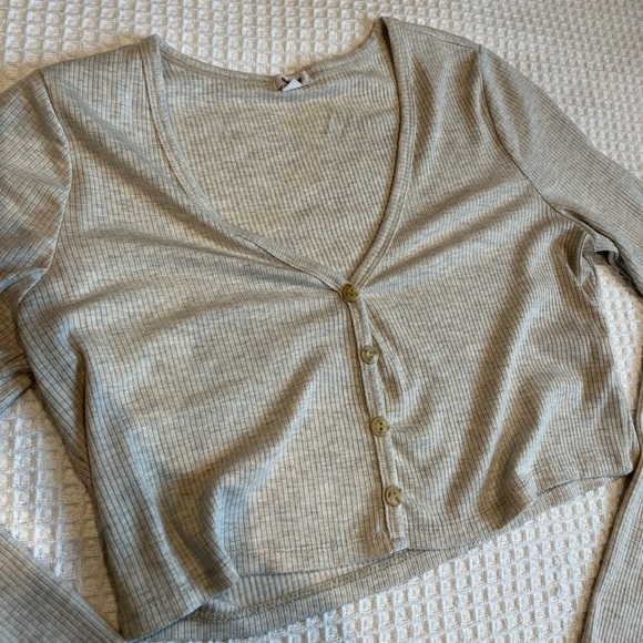 XS GRG CROPPED LONG SLEEVE BUTTONED TOP - Picture 2 of 3